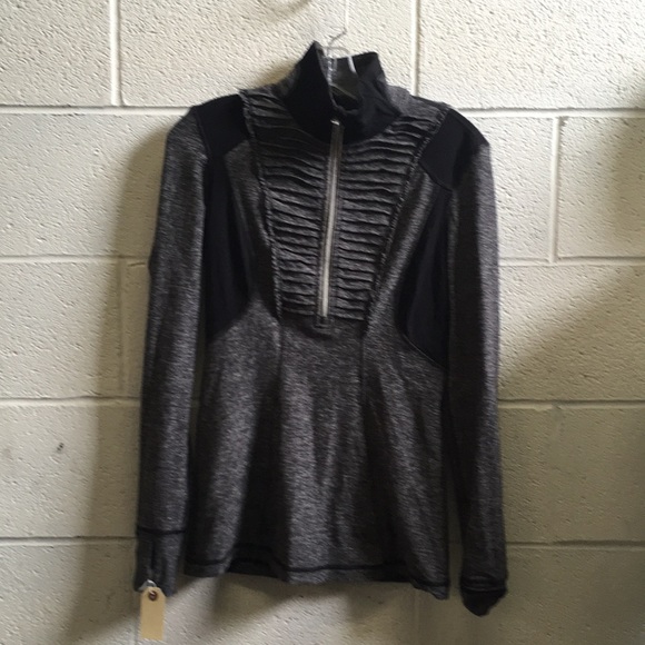 lululemon athletica Tops - Lululemon black & gray l/s 1/2 zip pullover sz 6